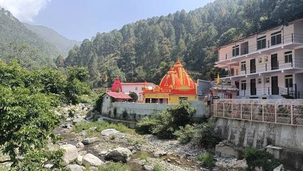 Bhowali hill crossroads and fruit market valley